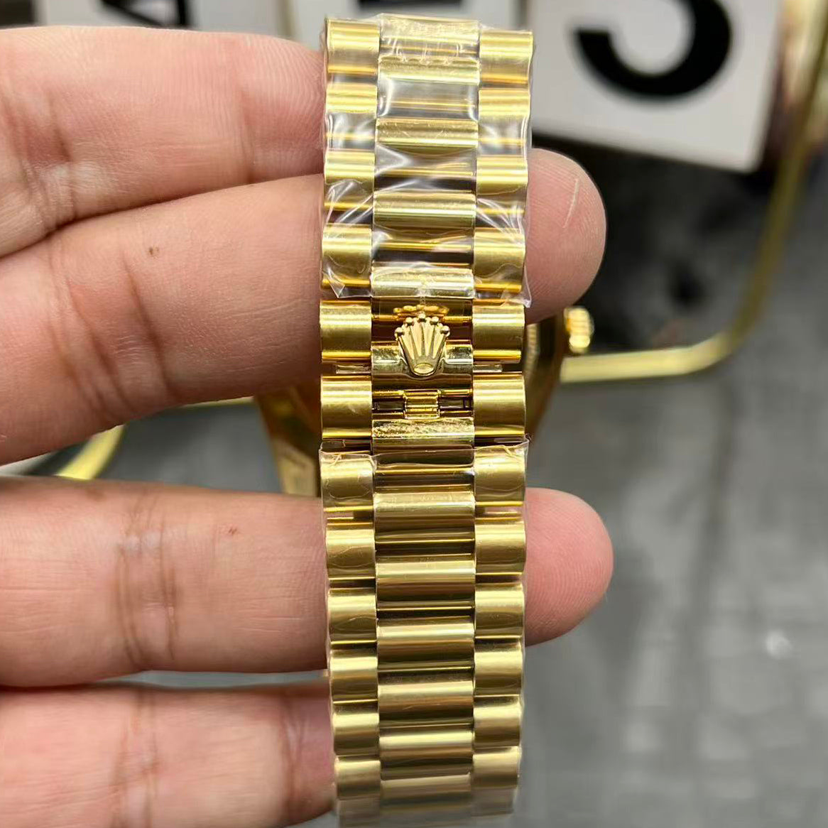 Day-Date-Roman Numeral Dial with Diamond in 4 Colors